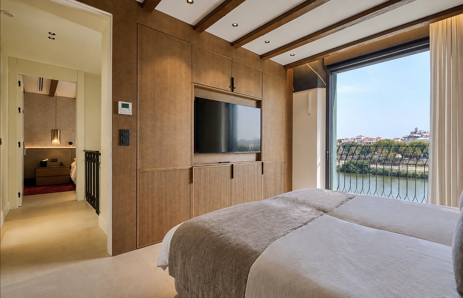 Suite revestida en madera con vistas al Puente de Triana