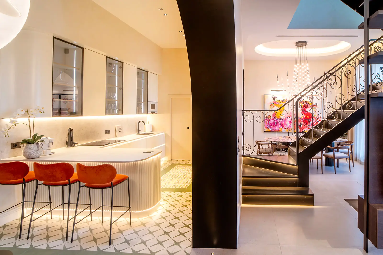 Planta principal de CasaKary: cocina, salón y escalera
