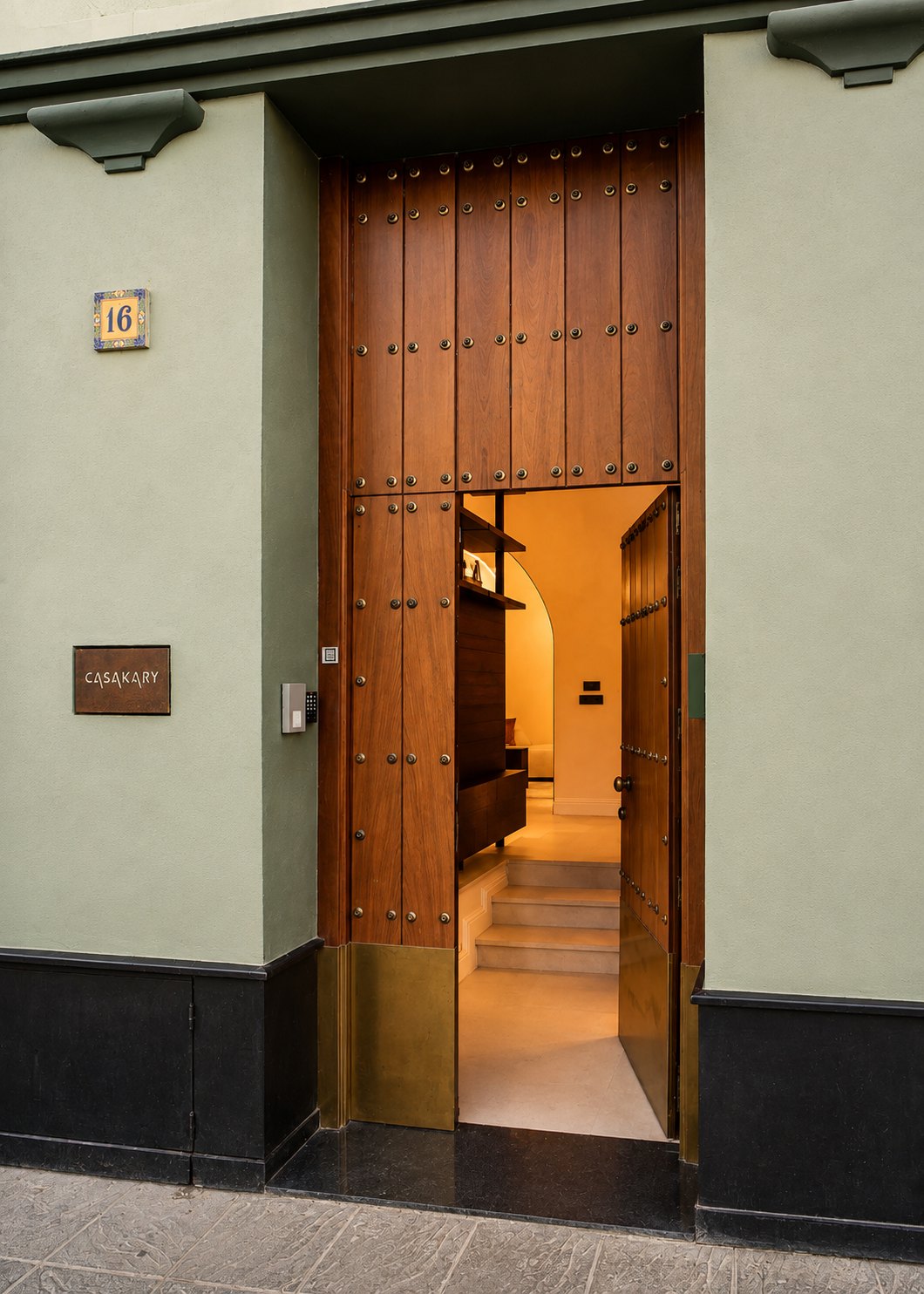Puerta de entrada de madera de CasaKary en Calle Betis
